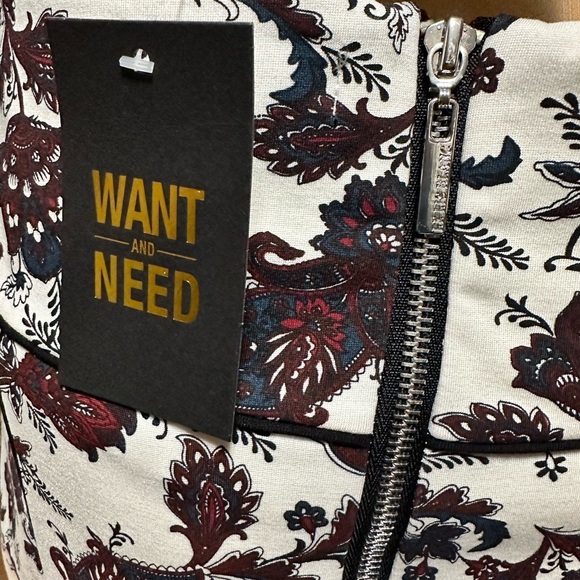 Very cool mini skirt. Nice heavy fabric with lines so panties don’t show. NWT - Picture 5 of 11